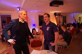 uwe im gespräch.jpg
